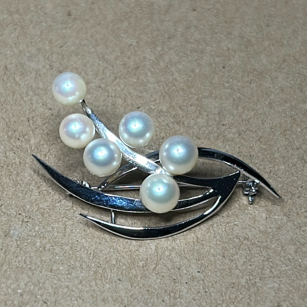 Simply elegant pearls silver brooch